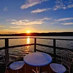 Dom Nad Jeziorem- Zakatek Mala Holiday home *