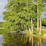 Dom Nad Jeziorem- Zakatek Mala Holiday home *