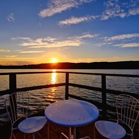 Dom Nad Jeziorem- Zakatek Mala 펜션 *