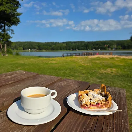 Dom Nad Jeziorem- Zakatek Mala Feriehus Kołczewo