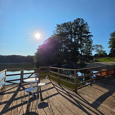 Feriehus Dom Nad Jeziorem- Zakatek Mala Kołczewo