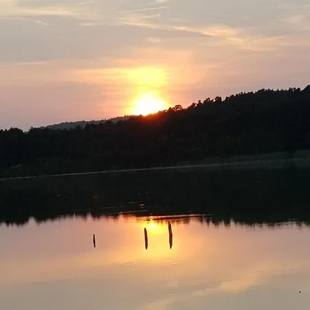 Dom Nad Jeziorem- Zakatek Mala Feriehus Kołczewo